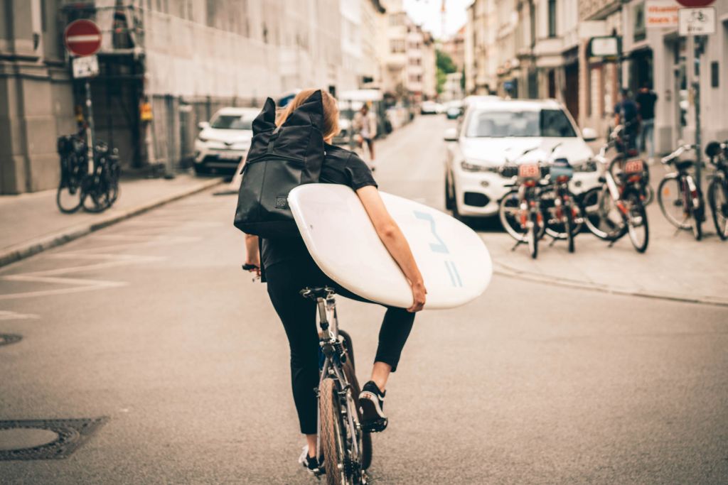 Wer nicht mit einem sperrigen Brett unter dem Arm radeln will, der kann sich ein Surf Rack für bequemen Transport besorgen. – ©wunderland media GmbH