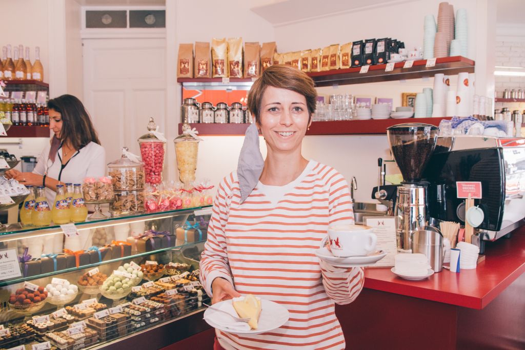 Wer nicht nur einkaufen möchte, kann die süßen Versuchungen auch direkt im Café kosten. – ©wunderland media GmbH