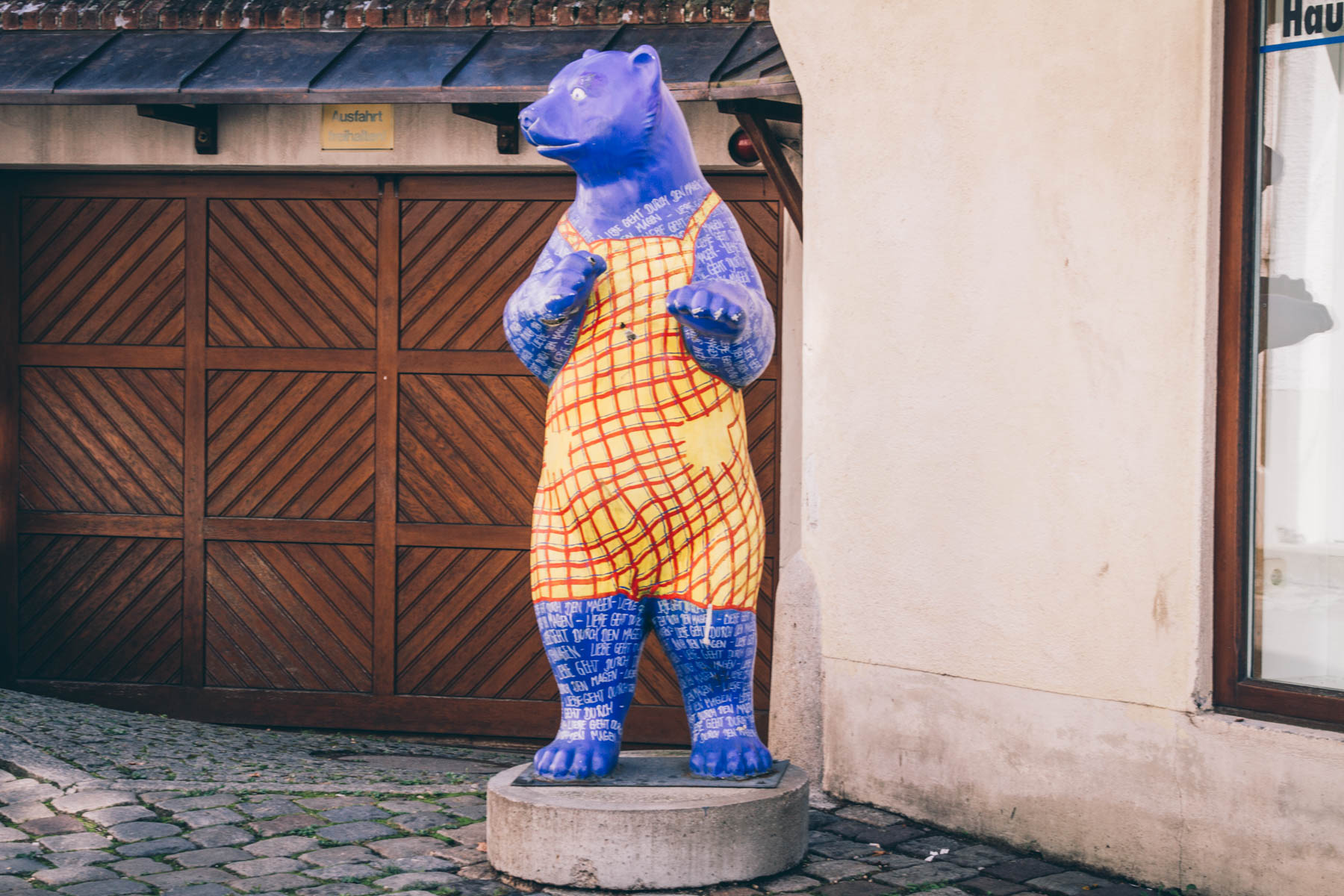 Ein treuer Begleiter beim Rundgang durch die Straßen von Freising: das Wappentier, der Bär. – ©wunderland media GmbH