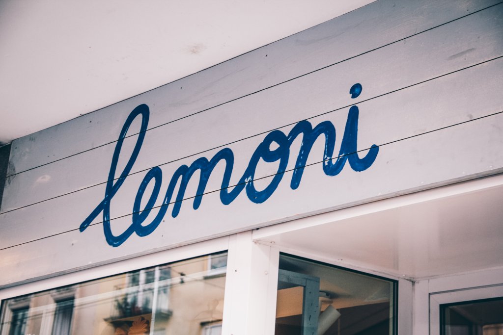 Der Lemoni Shop in der Barer Straße – typisch in den griechischen (und ja auch bayerischen) Nationalfarben. – ©wunderland media GmbH