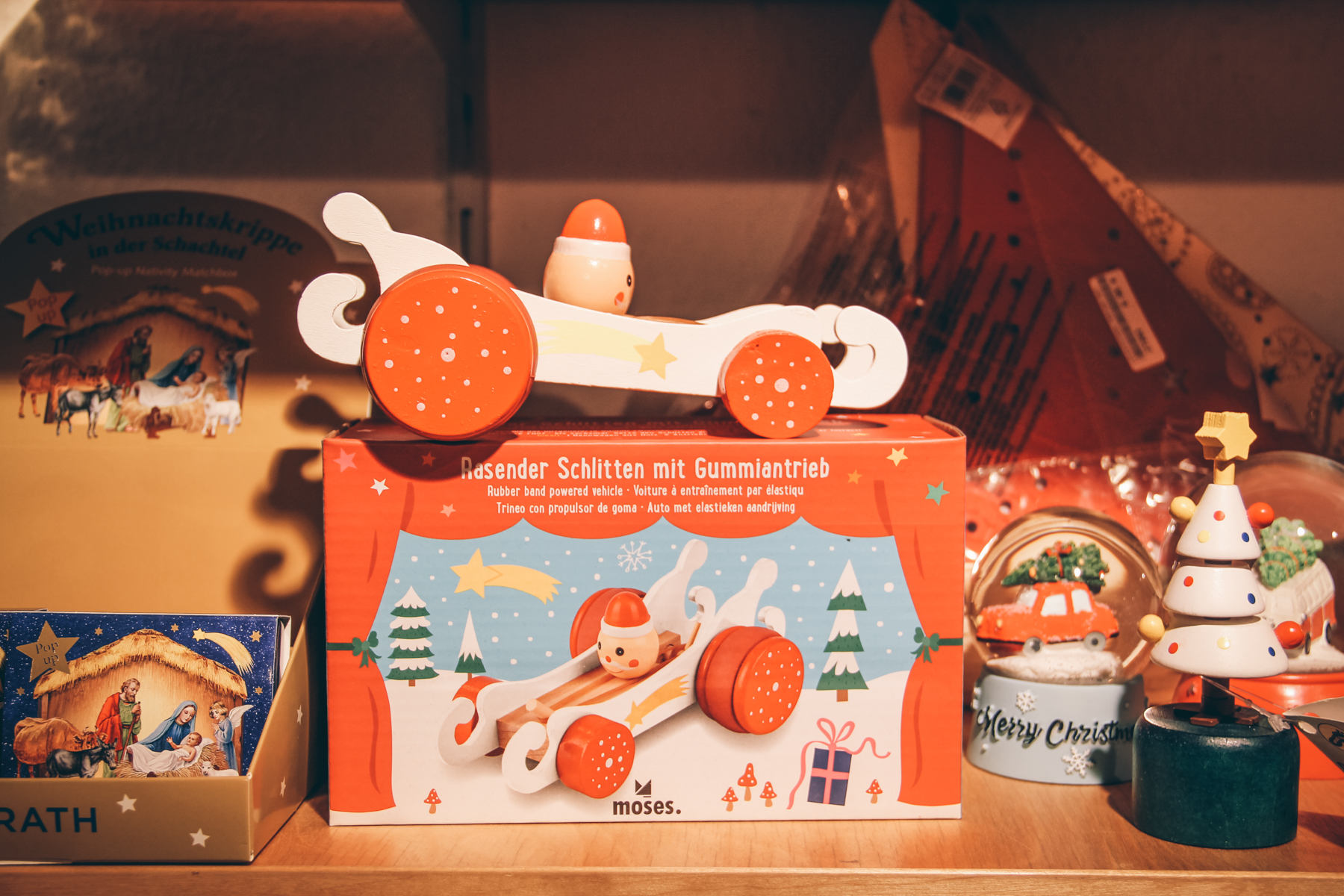 Wie der Weihnachtsmann zu uns kommt? Auf seinem rasenden Schlitten natürlich!  – ©wunderland media GmbH