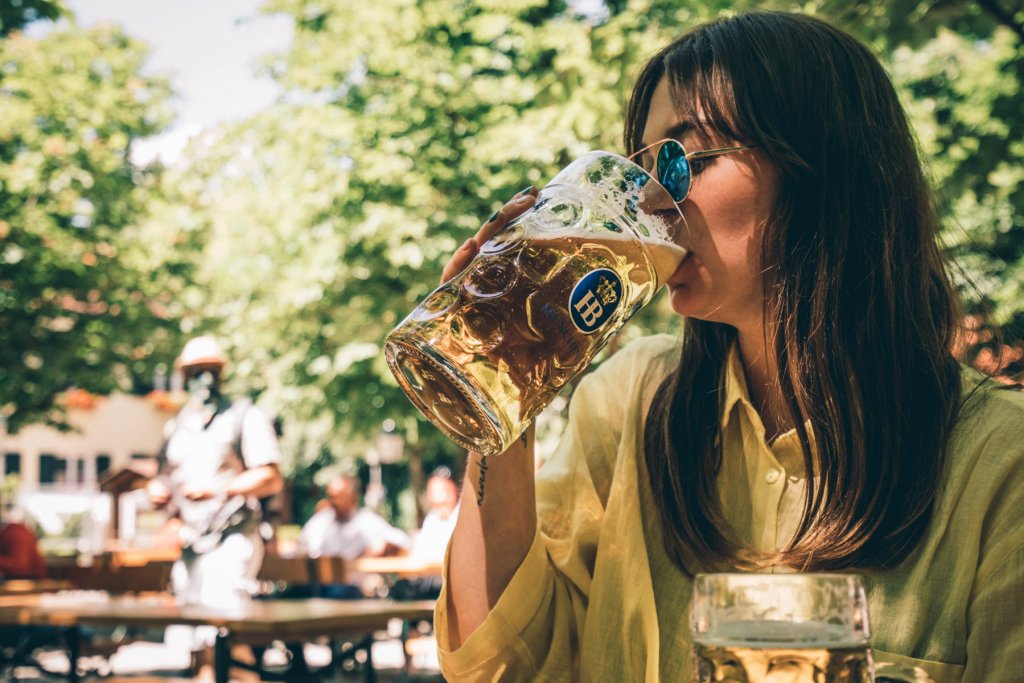 Der Münchner trinkt's am liebsten im Biergarten! – ©wunderland media GmbH