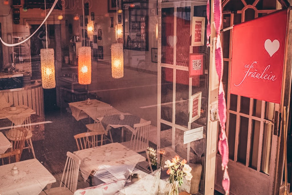 Das kleine Café am Viktualienmarkt überzeugt mit seinem süß urigen Charakter und den hausgemachten Speisen und Getränken. – ©Café Fräulein