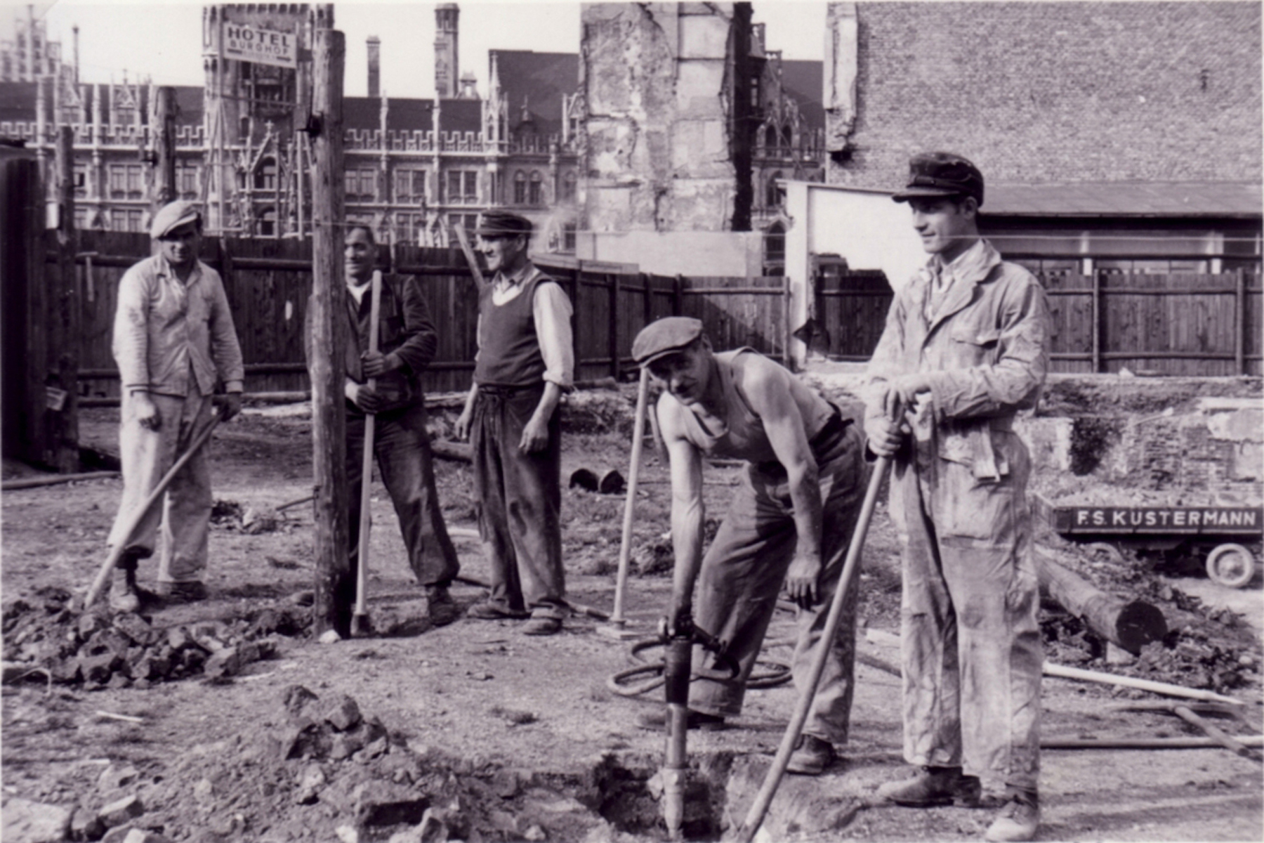 Fleißig bei der Arbeit in 1947. – ©Kustermann