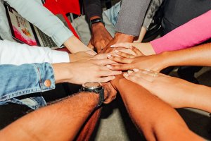 Geheimtipp Muenchen Geheimtippguide Hilfsmöglichkeiten Zusammen Hände Solidarität Header – ©Unsplash