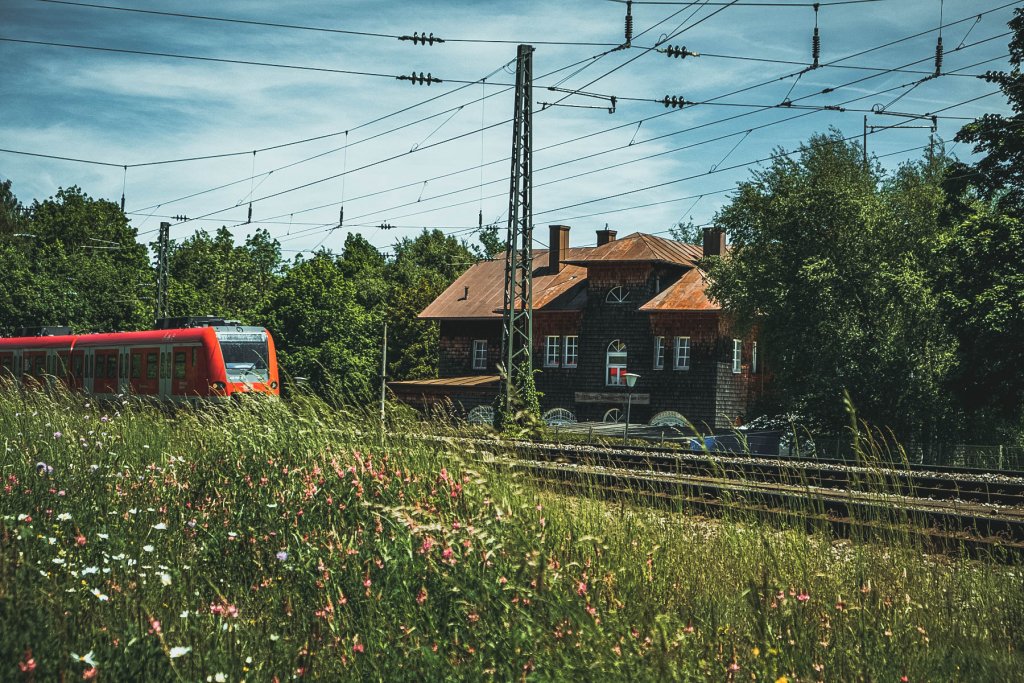 S Bahn Fahrt Im Gr&uuml;nen